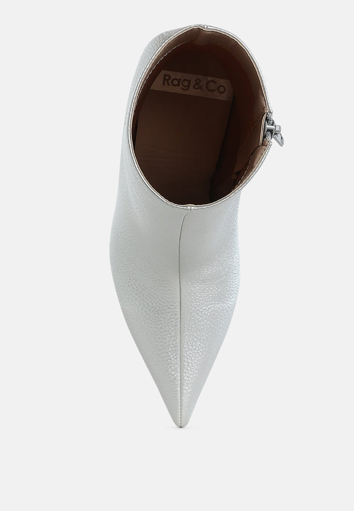 botines farnak metalizados con punta en punta#color_silver