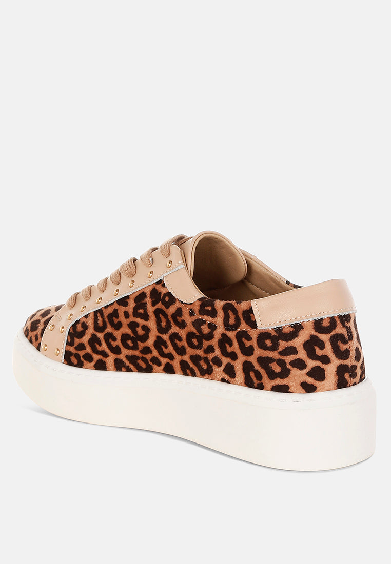 zapatillas gruesas con estampado de leopardo y tachuelas flippin#color_beige