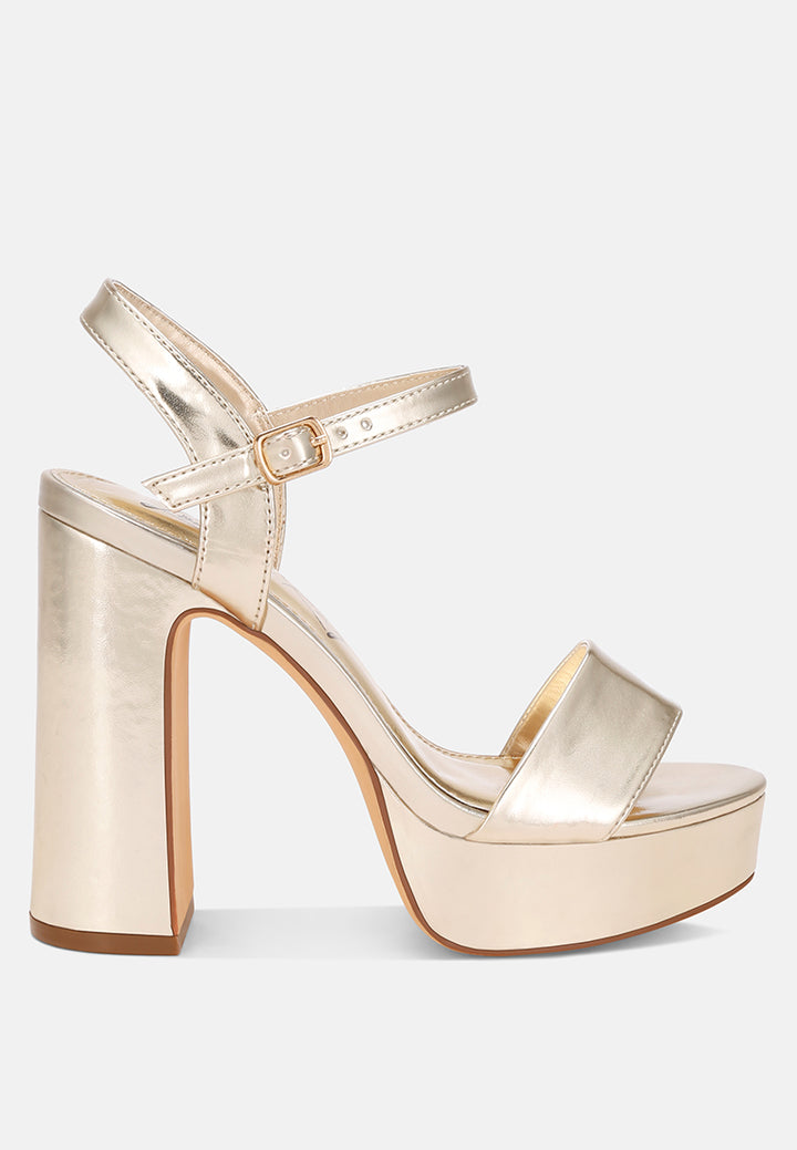 Tacones en bloque con plataforma y hebilla lilasta#color_gold-metallic