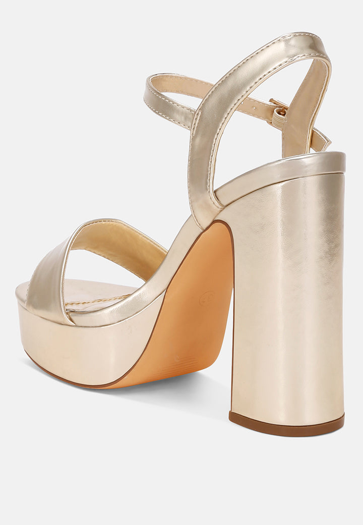 Tacones en bloque con plataforma y hebilla lilasta#color_gold-metallic