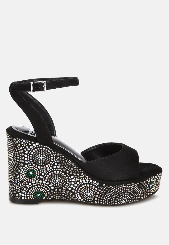Tacones de cuña adornados con patrón geométrico#color_black