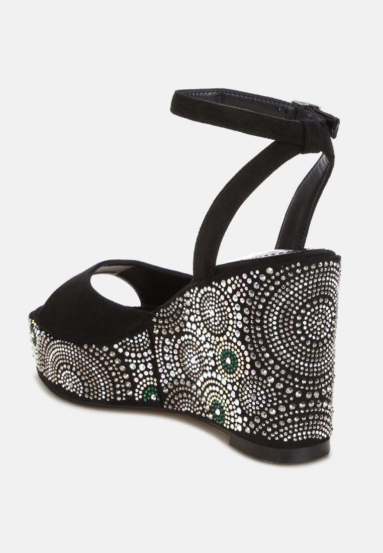 Tacones de cuña adornados con patrón geométrico#color_black