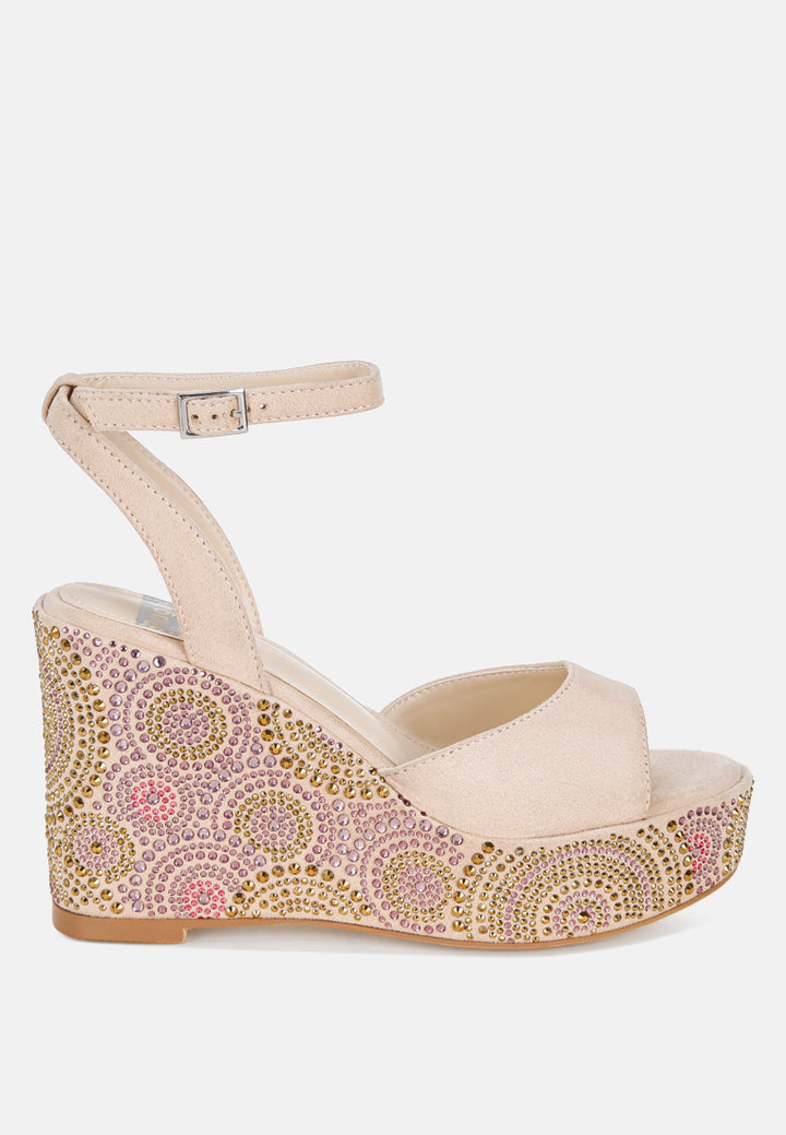 Tacones de cuña adornados con patrón geométrico#color_beige