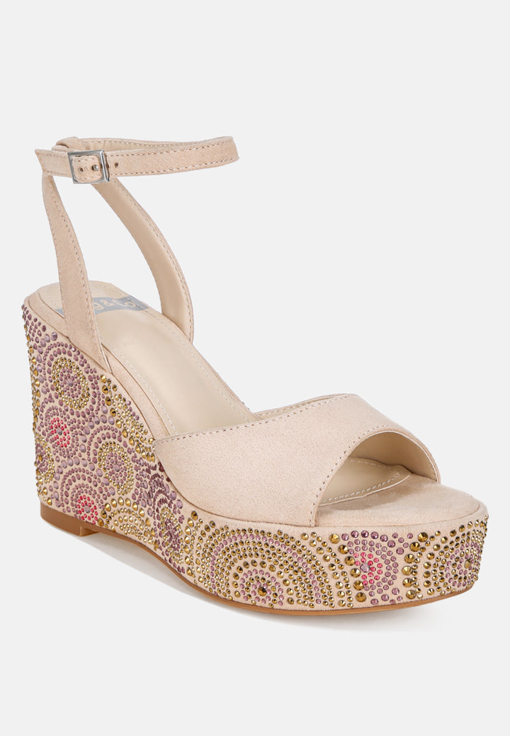 Tacones de cuña adornados con patrón geométrico#color_beige