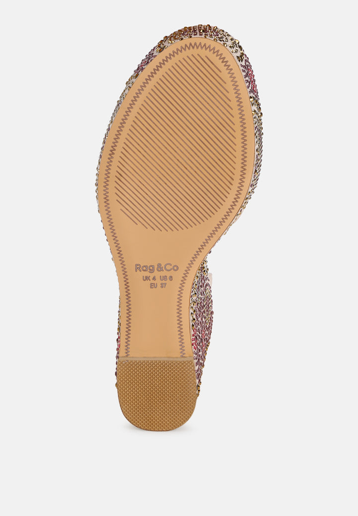 Tacones de cuña adornados con patrón geométrico#color_beige