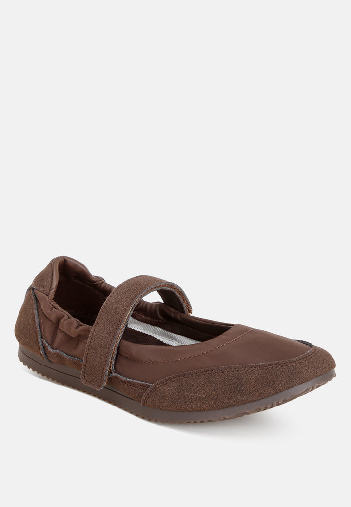 zapatillas mayana con tira velcro flexible#color_brown