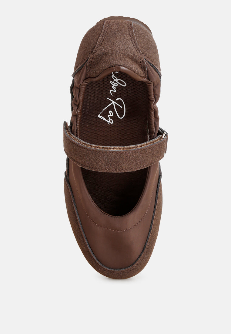 zapatillas mayana con tira velcro flexible#color_brown