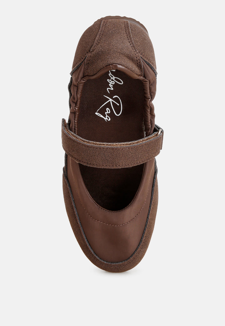zapatillas mayana con tira velcro flexible#color_brown
