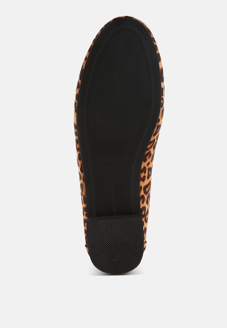 mocasines meopa con estampado de leopardo metalizado y tachuelas#color_leopard