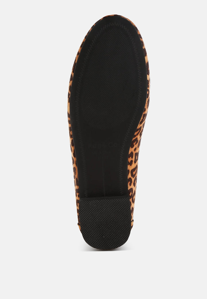 mocasines meopa con estampado de leopardo metalizado y tachuelas#color_leopard