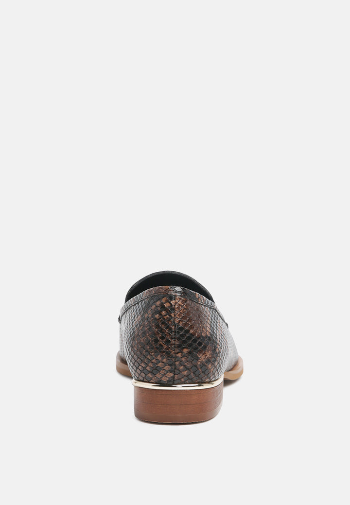 mocasines nadia con textura de serpiente#color_brown-snake