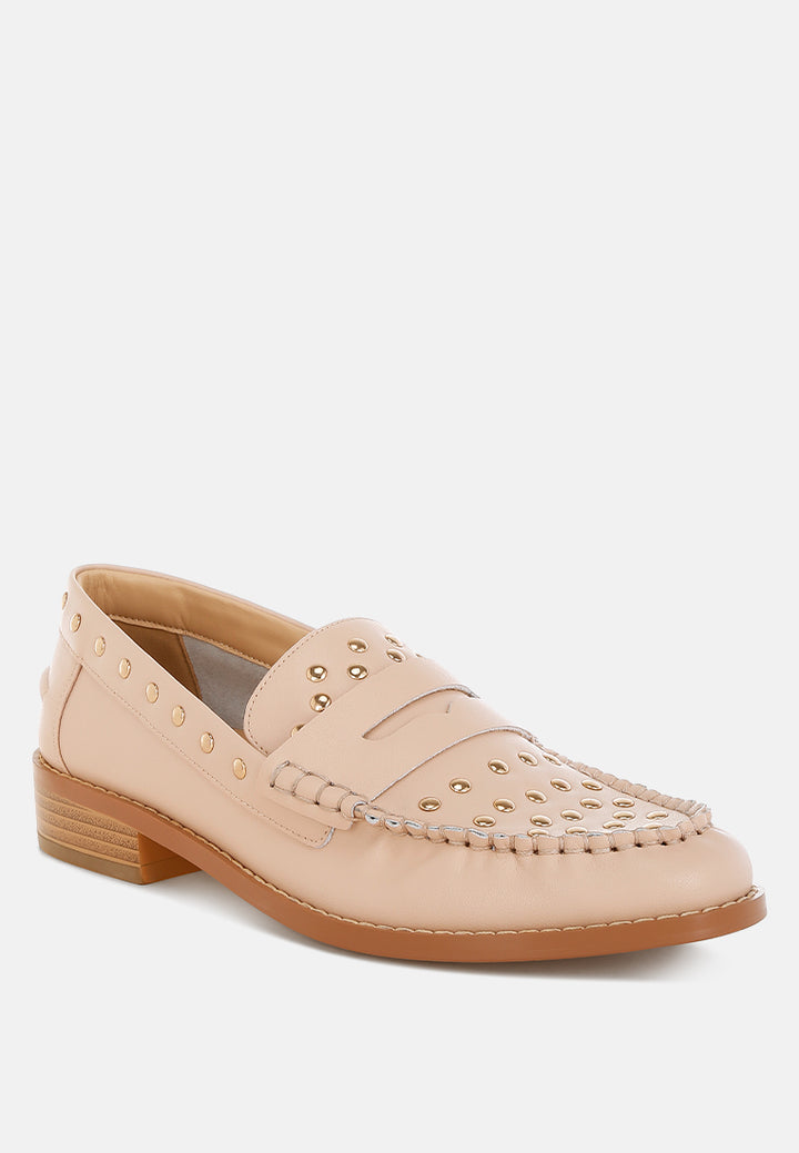 Mocasines oglavia de piel con adornos de tachuelas#color_beige