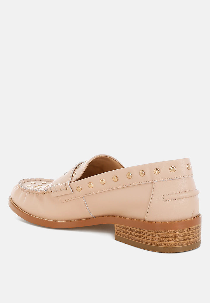Mocasines oglavia de piel con adornos de tachuelas#color_beige