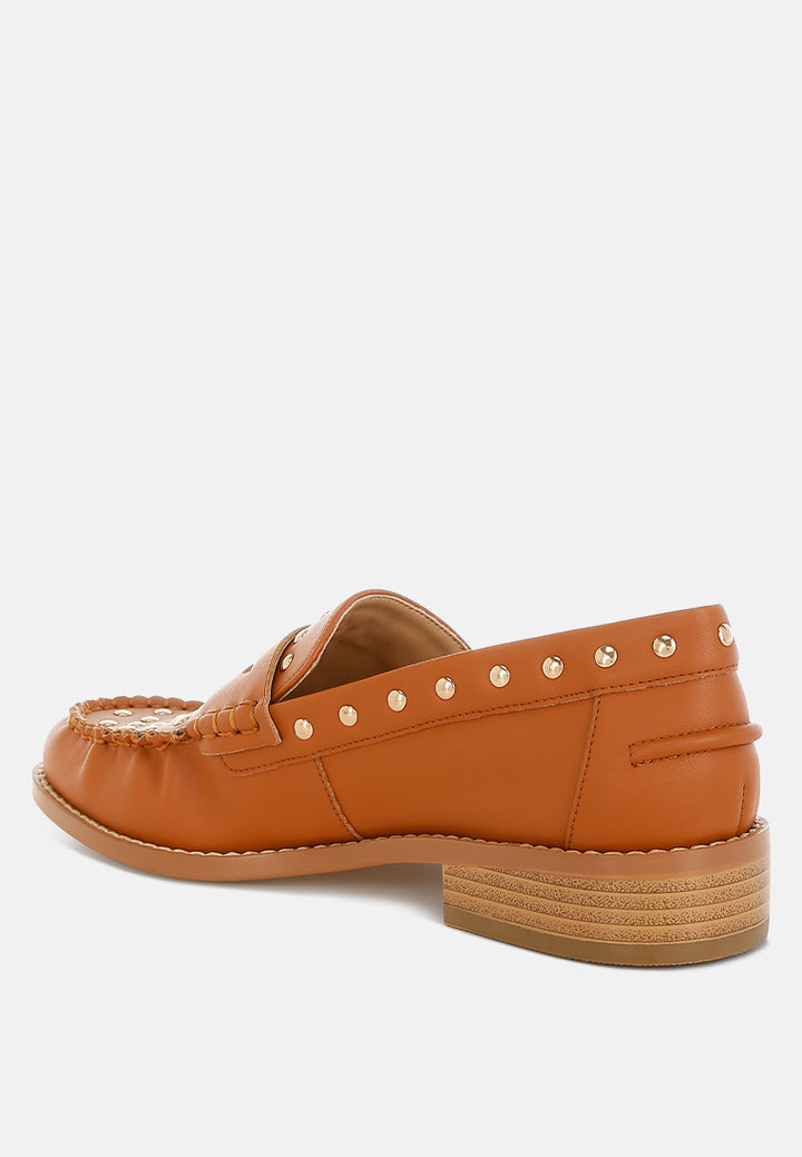 Mocasines de piel con adornos de tachuelas oglavia#color_tan
