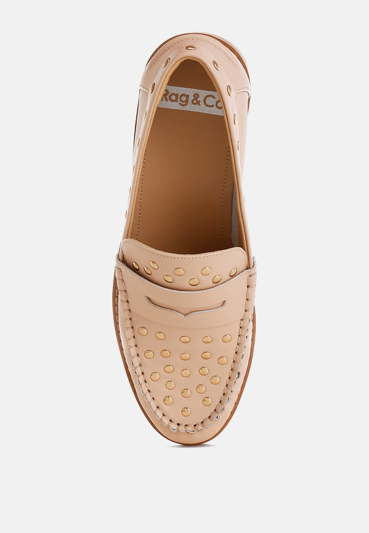 Mocasines oglavia de piel con adornos de tachuelas#color_beige