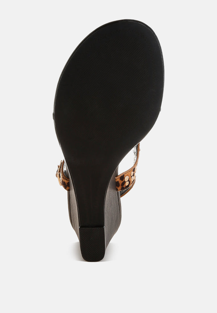cuñas con tachuelas y estampado de leopardo oidah#color_leopard