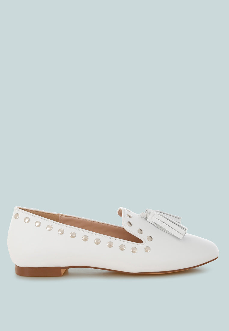 Mocasines planos con detalle de tachuelas y borlas Philoha#color_white