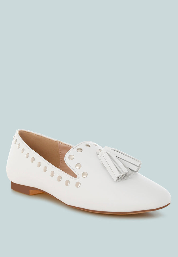 Mocasines planos con detalle de tachuelas y borlas Philoha#color_white