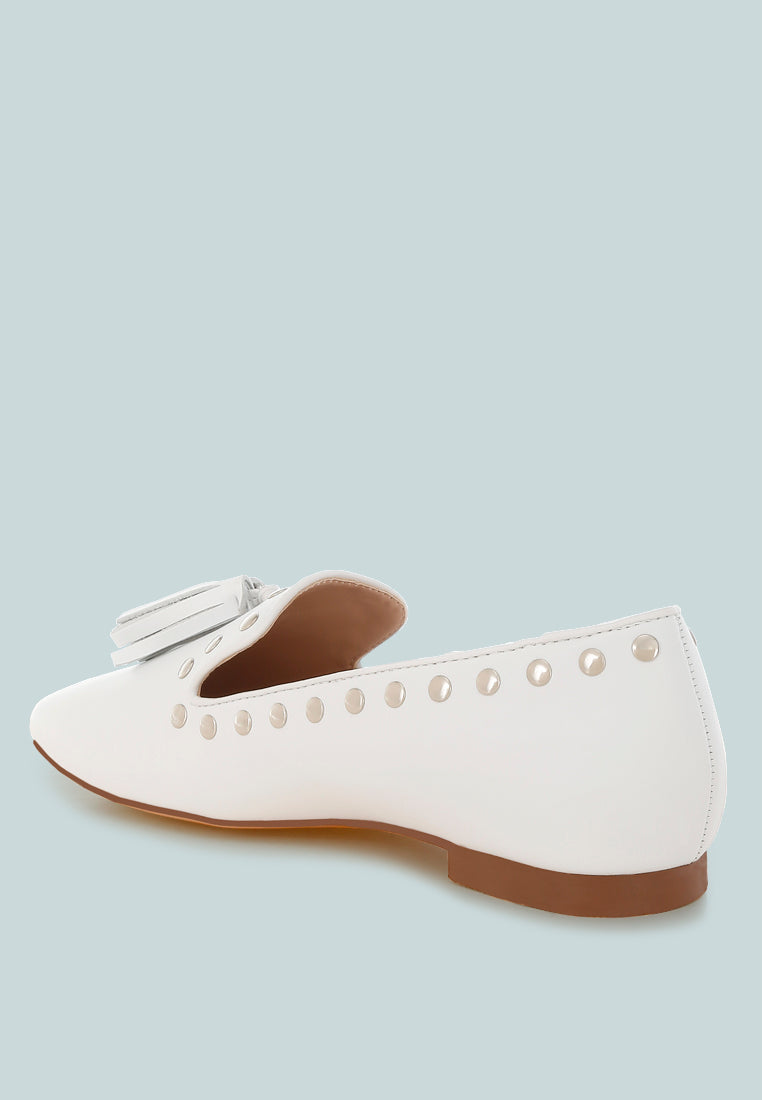 Mocasines planos con detalle de tachuelas y borlas Philoha#color_white