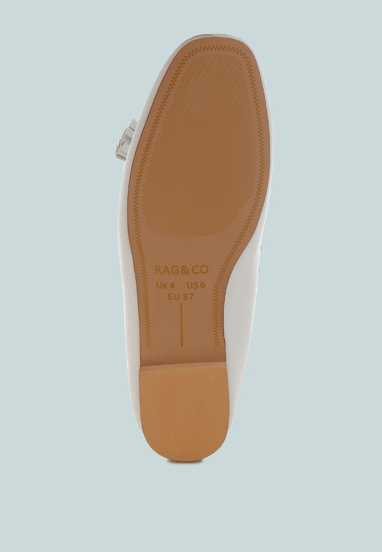 Mocasines planos con detalle de tachuelas y borlas Philoha#color_white