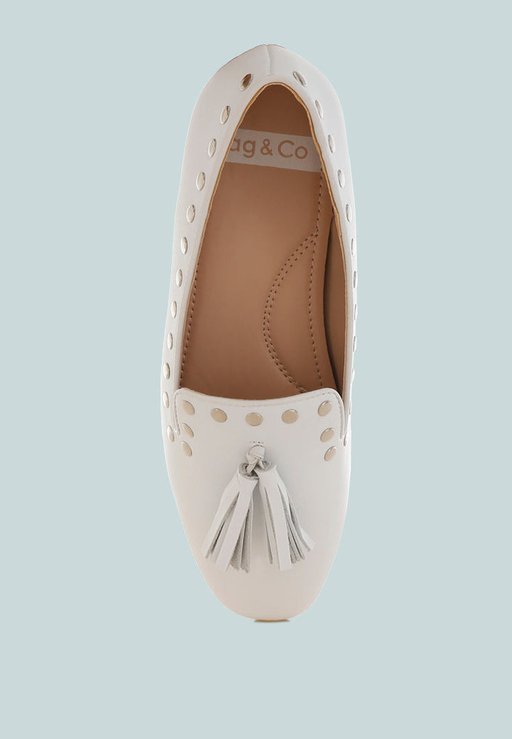Mocasines planos con detalle de tachuelas y borlas Philoha#color_white
