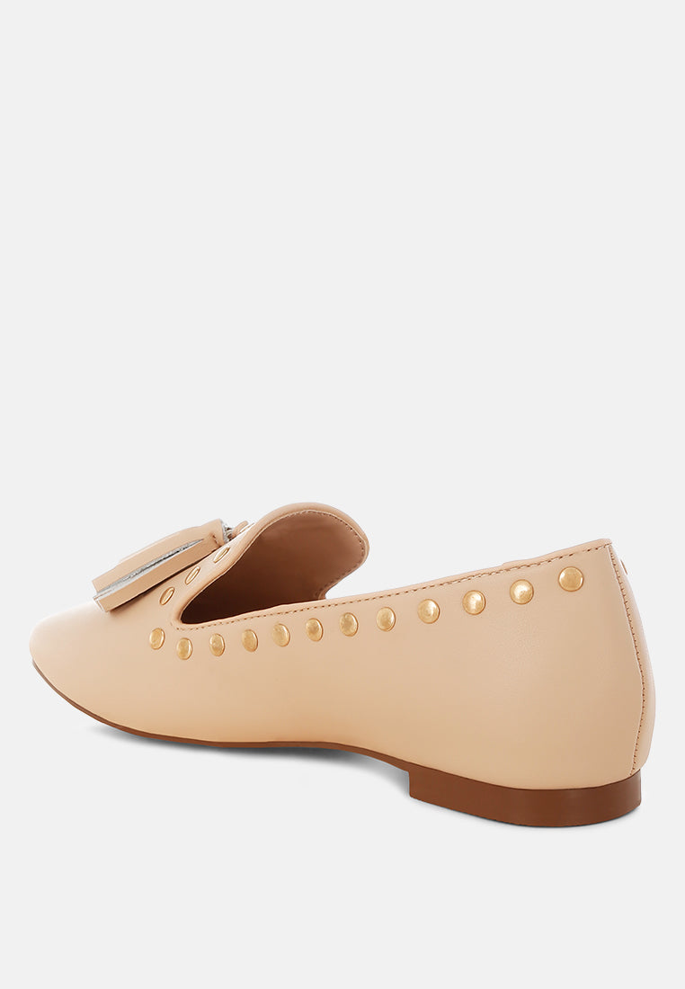 Mocasines planos con detalle de tachuelas y borlas Philoha#color_beige