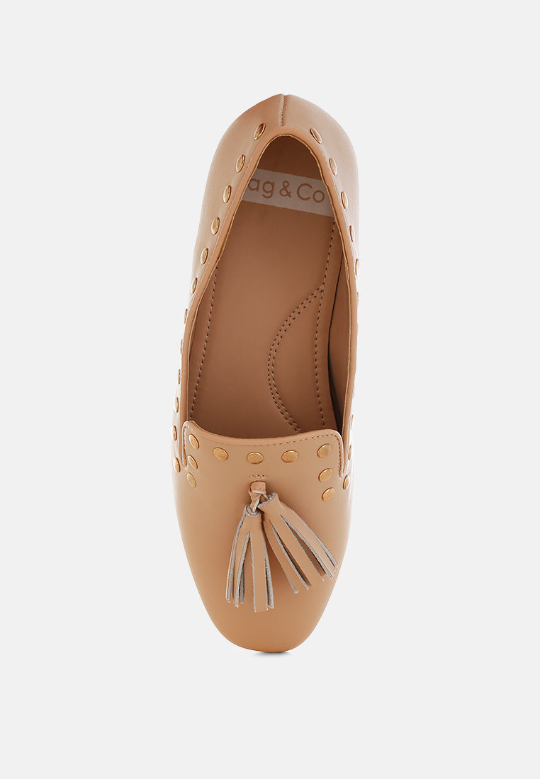 Mocasines planos con detalle de tachuelas y borlas Philoha#color_beige