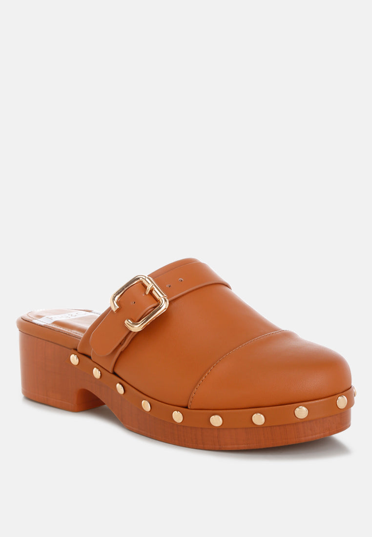 Zuecos de cuero genuino con tachuelas pinto#color_tan