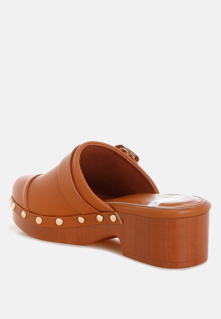 Zuecos de cuero genuino con tachuelas pinto#color_tan