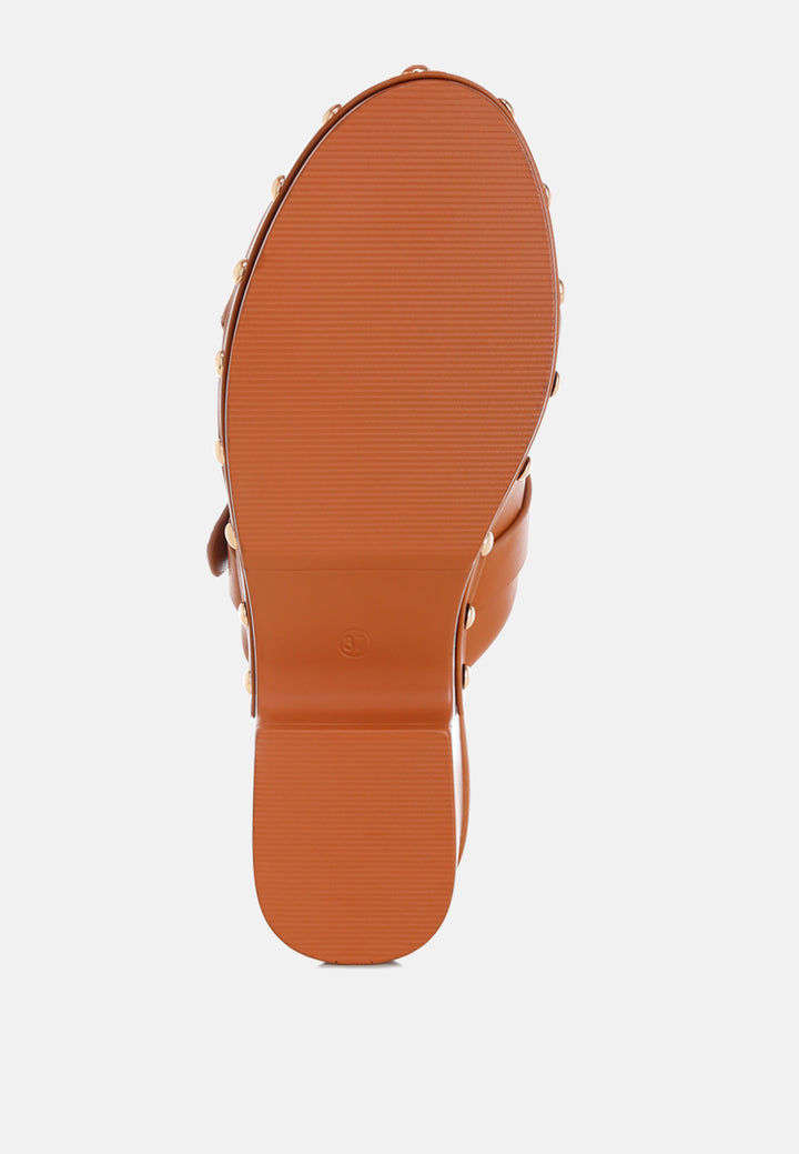 Zuecos de cuero genuino con tachuelas pinto#color_tan