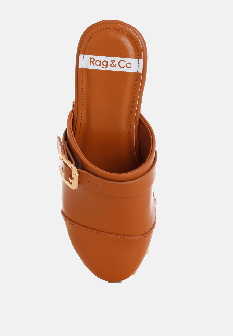 Zuecos de cuero genuino con tachuelas pinto#color_tan