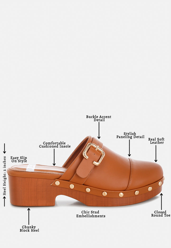 Zuecos de cuero genuino con tachuelas pinto#color_tan