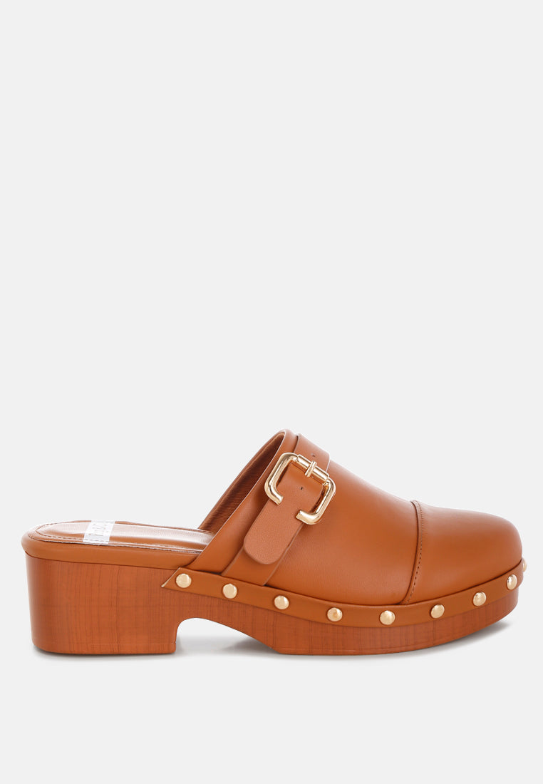 Zuecos de cuero genuino con tachuelas pinto#color_tan