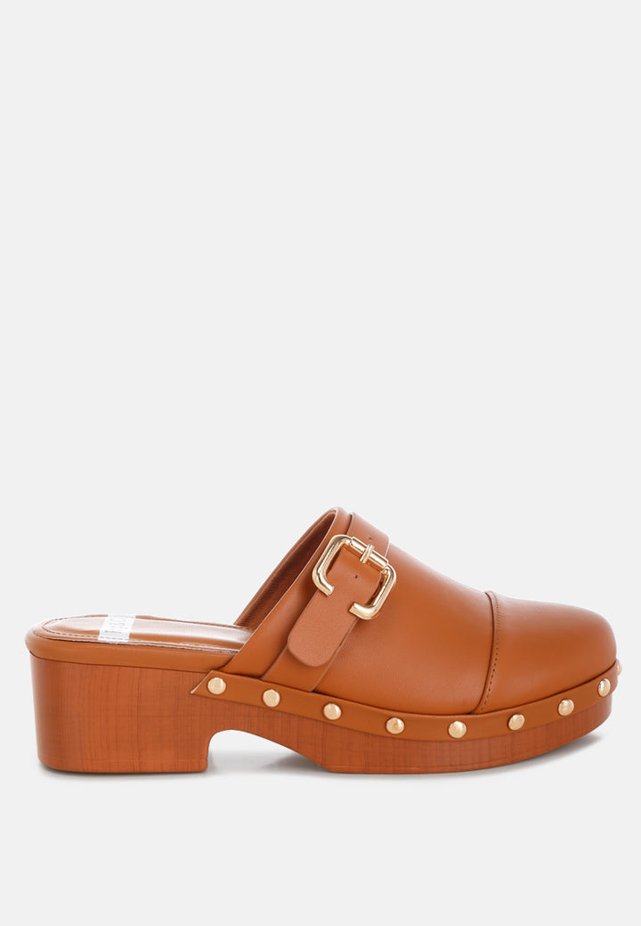 Zuecos de cuero genuino con tachuelas pinto#color_tan