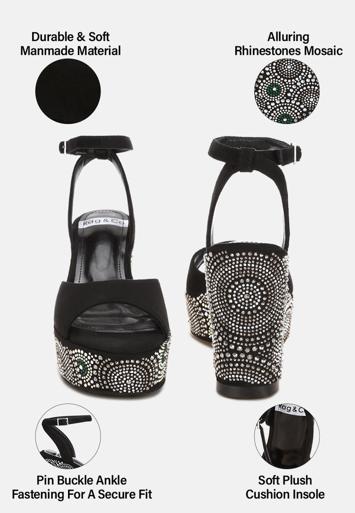 Tacones de cuña adornados con patrón geométrico#color_black