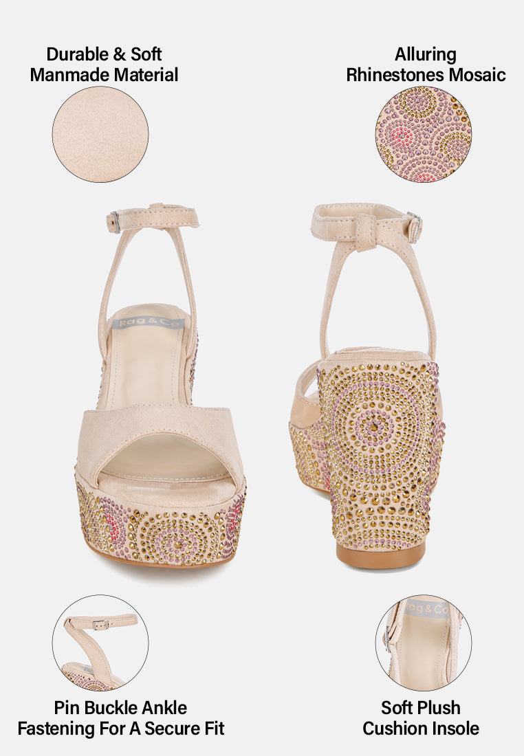 Tacones de cuña adornados con patrón geométrico#color_beige
