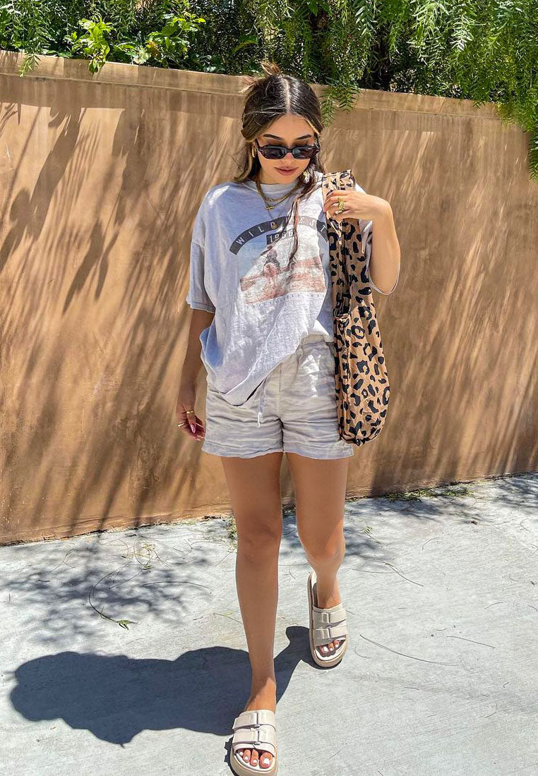 Sandalia sin cordones con plataforma plana y hebilla aniston#color_nude