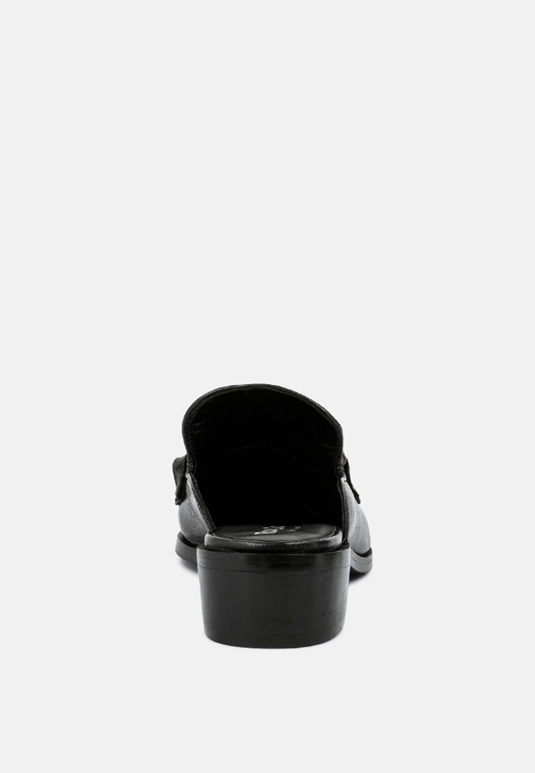 Mules Aksa de piel metalizada con adornos de cadena#color_black