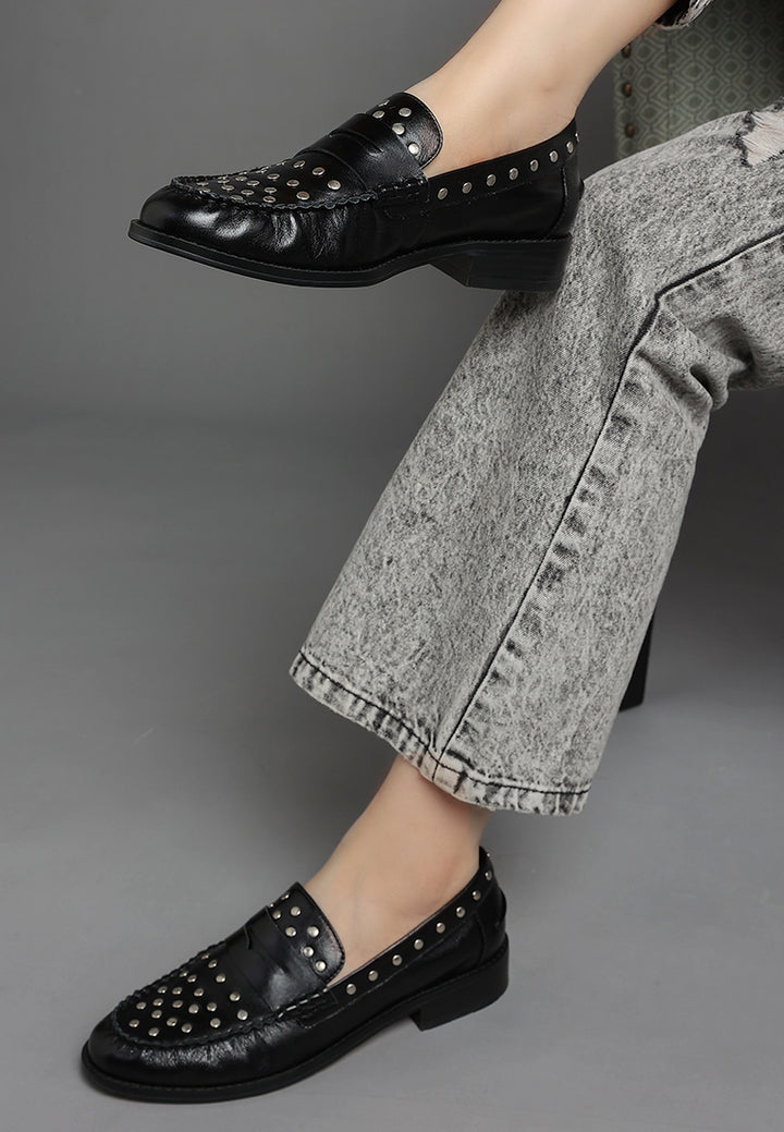 Mocasines oglavia de piel con adornos de tachuelas#color_black