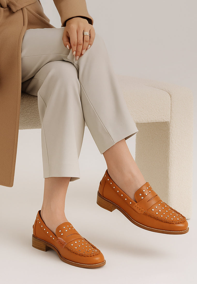 Mocasines de piel con adornos de tachuelas oglavia#color_tan
