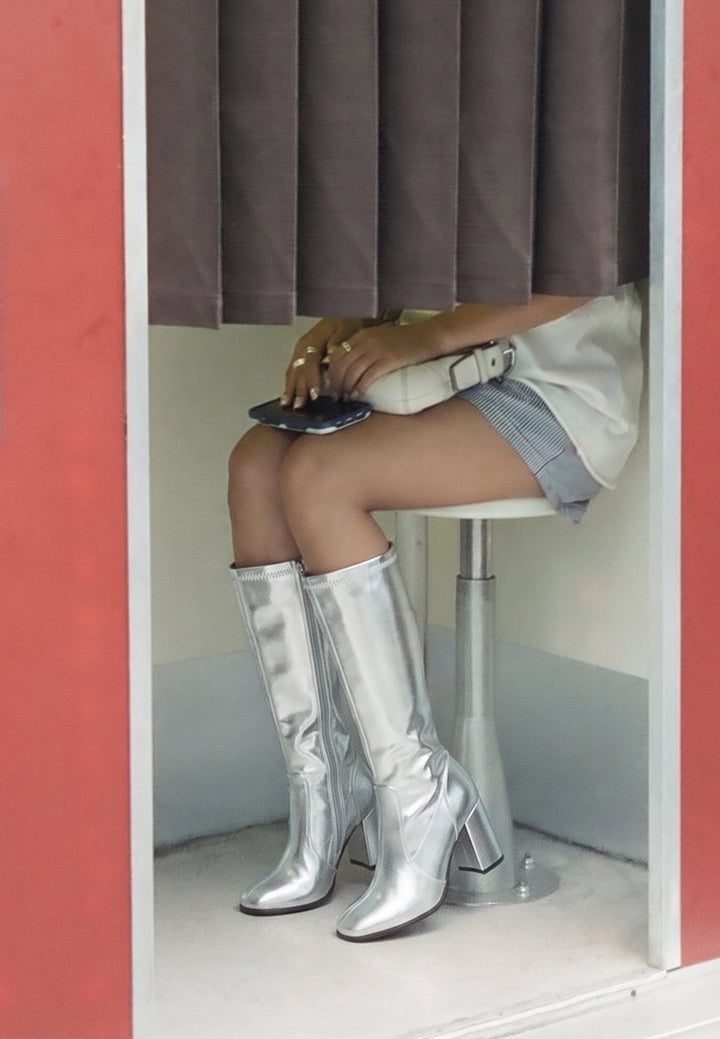 halara metallic pleather long boots#color_silver