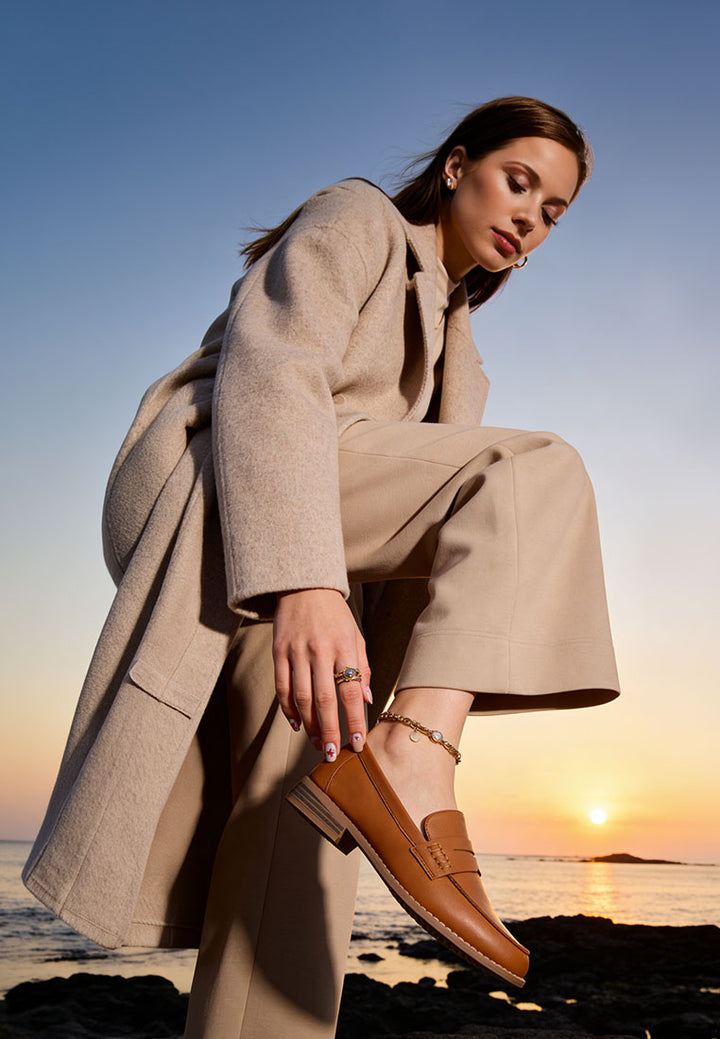 mocasines reiga con tacón bajo en bloque#color_tan