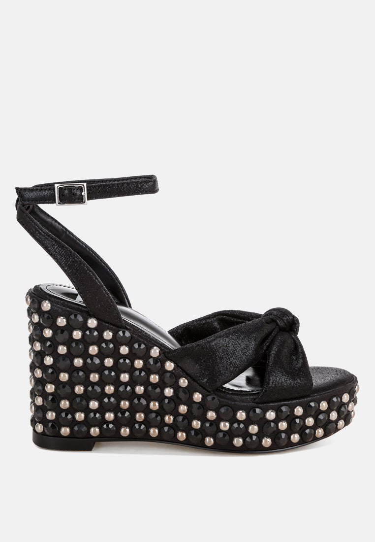 Sandalias de tacón de cuña con adornos Moondot#color_black-Satin