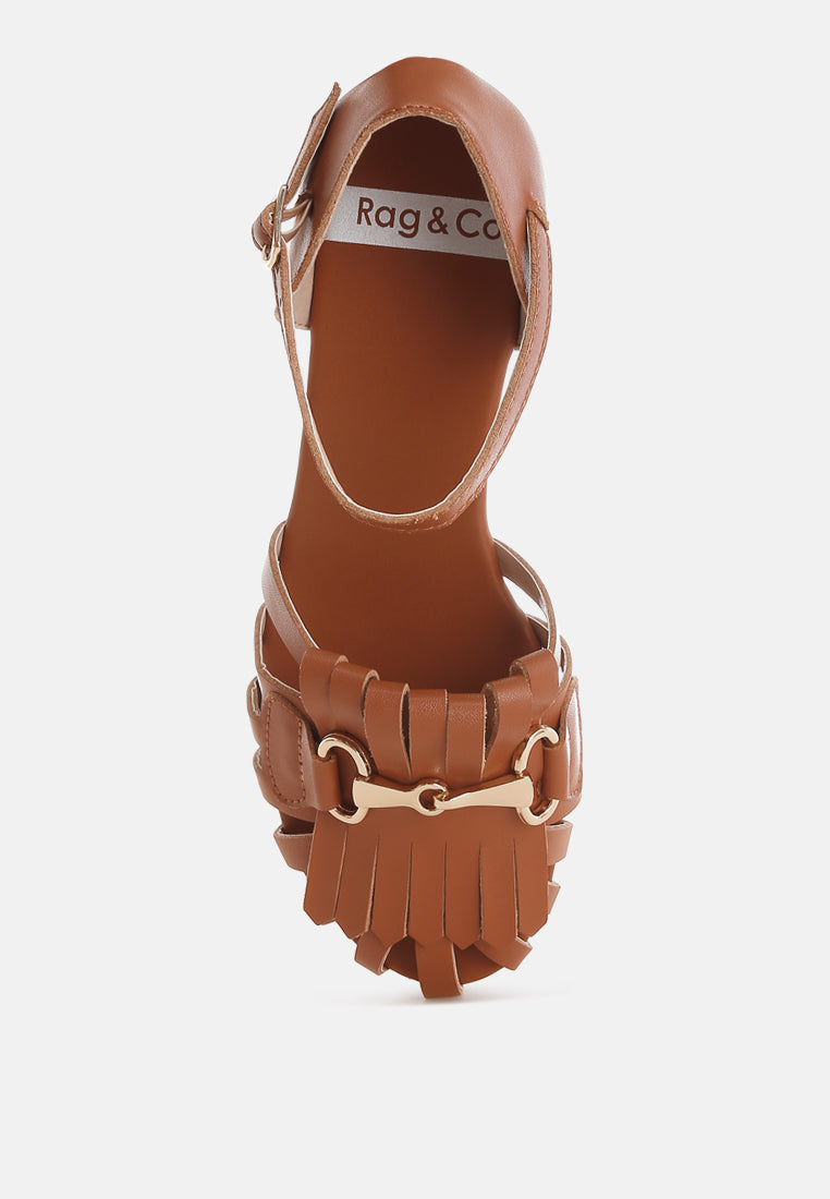 sandalias planas ramita horsebit con flecos#color_tan