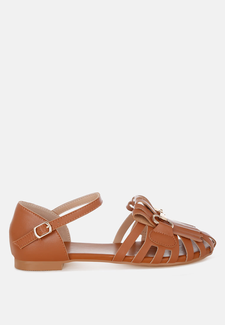 sandalias planas ramita horsebit con flecos#color_tan