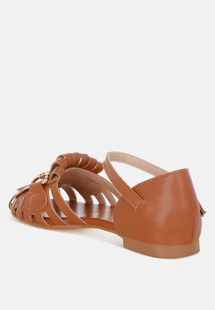 sandalias planas ramita horsebit con flecos#color_tan