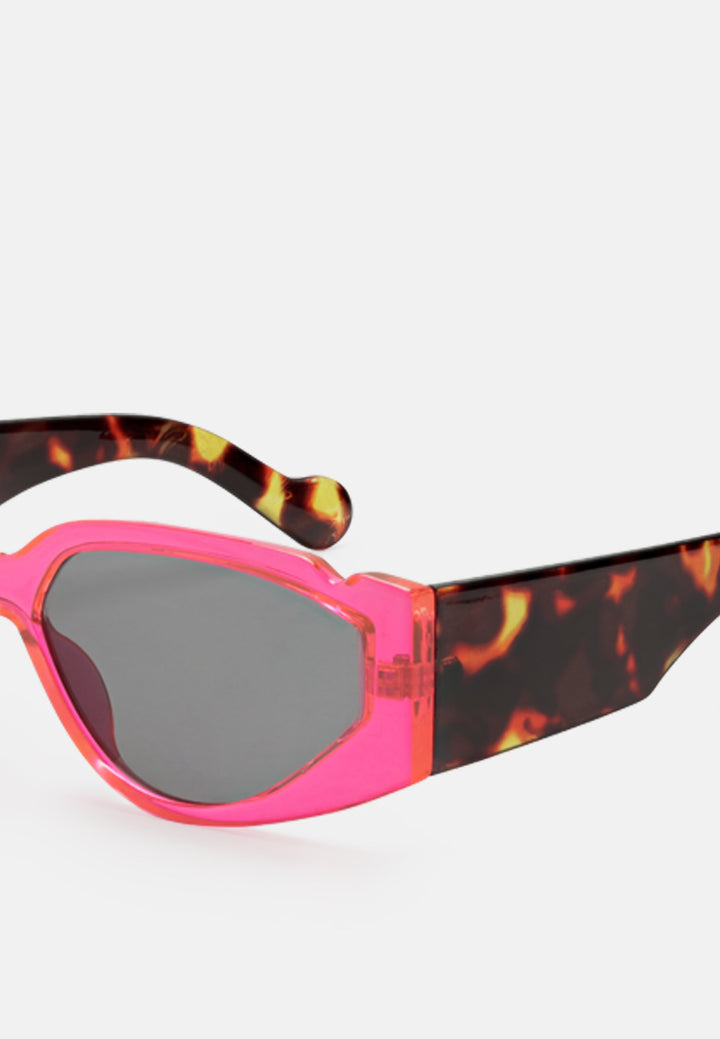 sport sunglasses with printed temples#color_purple