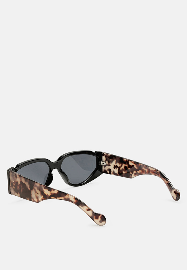 sport sunglasses with printed temples#color_black