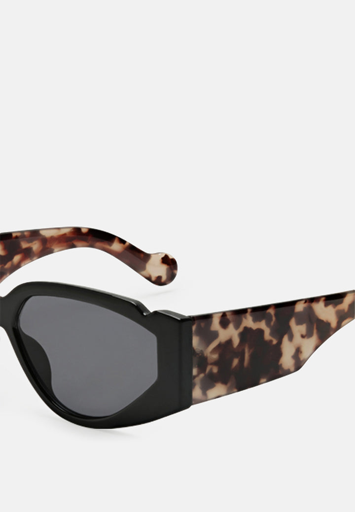 sport sunglasses with printed temples#color_black