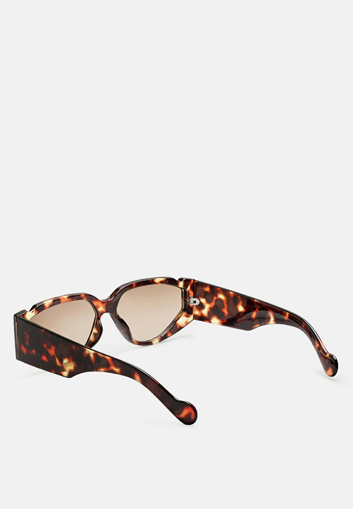 sport sunglasses with printed temples#color_tan